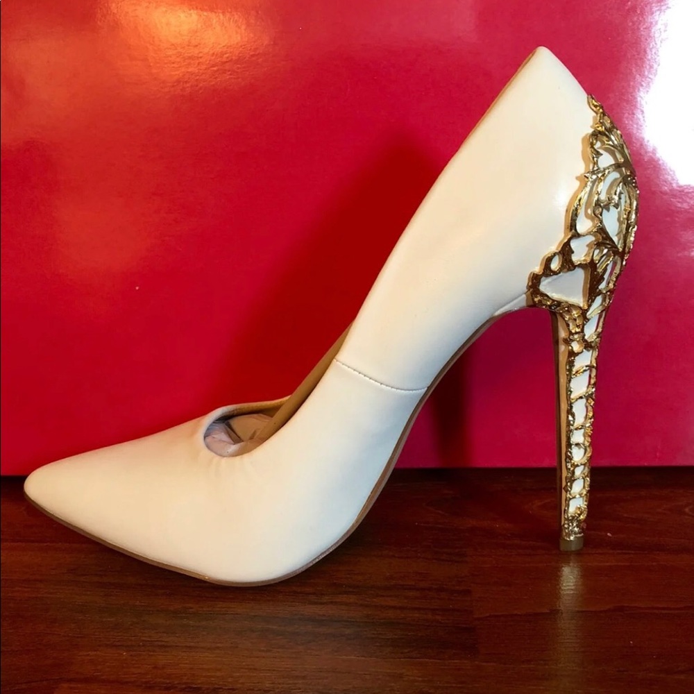 ShoeDazzle White Heel